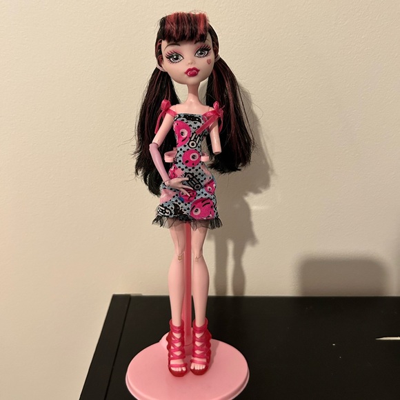 Monster High Doll Draculaura (G1) in Emoji Mattel (G2) clothing - Picture 2 of 6